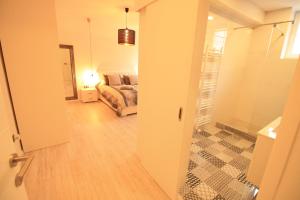 uma vista para uma sala de estar com um sofá em Apartment Marijin Dvor Deluxe em Saraievo mais 17 fotografias