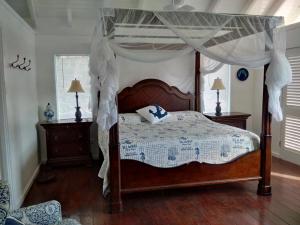 Un pat sau paturi într-o cameră la Terra Cottage, 1 or 2 bedroom Cottage in Hodges Bay