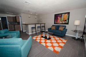 una sala de estar con 2 sofás azules y una alfombra en Thunderbird Boutique Hotel, en Las Vegas