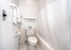 Phòng tắm tại Morro Bay Sandpiper Inn