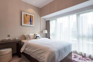 Llit o llits en una habitació de Savills Residence Daxin Shenzhen Bay