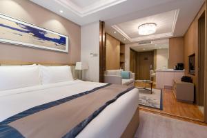 Llit o llits en una habitació de Savills Residence Daxin Shenzhen Bay