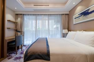 Llit o llits en una habitació de Savills Residence Daxin Shenzhen Bay