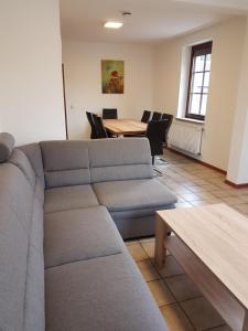 sala de estar con sofá y mesa en Ferienwohnung Ernesto, en Rust