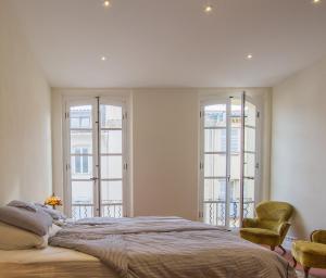 - une chambre avec un grand lit et 2 fenêtres dans l'établissement Chateau Clemenceau, à Antibes