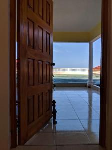una puerta abierta a una habitación con vistas al océano en Barhanna Vista Lodge, en Port Antonio