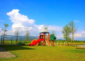 冬山鄉的住宿－摩兒莊園，草地上带滑梯的游乐场