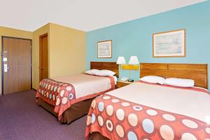 En eller flere senge i et værelse på Super 8 by Wyndham Dyersville