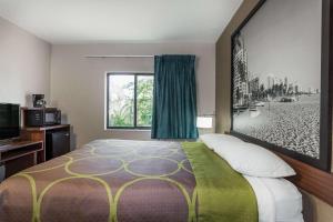 Säng eller sängar i ett rum på Super 8 by Wyndham Pompano Beach