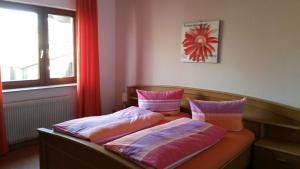 キルヒハイム・ウンター・テックにあるHotel Gasthof Ratstubeのベッドルーム1室(ベッド2台、窓付)