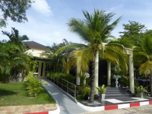 O grădină în afara Tropicana Beach Villa at VIP Resort