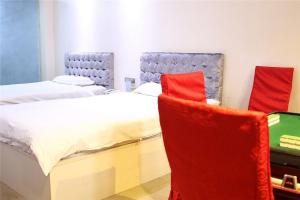 Giường trong phòng chung tại Wudangshan Daohe Inn