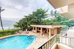 Vom Balkon eines Resorts genießen Sie Poolblick. in der Unterkunft Paki Maui Condos in Honokowai