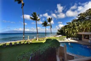 Blick auf den Strand von einem Resort mit Pool in der Unterkunft Paki Maui Condos in Honokowai