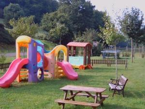 un parque infantil con mesa y mesa de picnic en Les Roulottes de Maufront, en Ouagne