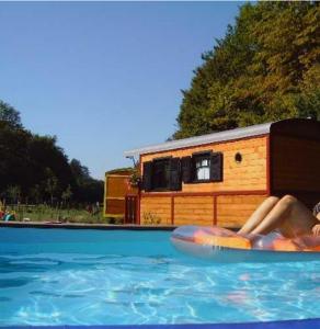 Swimmingpoolen hos eller tæt på Les Roulottes de Maufront