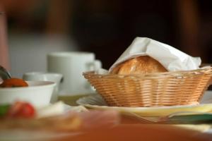 a basket with a piece of bread on a table at Vila Boema in Marghita