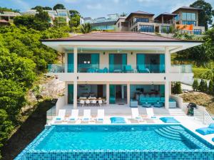 - une vue aérienne sur une maison avec une piscine dans l'établissement The View, à Ban Tai