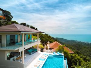 Cette villa dispose d'une piscine et offre une vue sur l'océan. dans l'établissement The View, à Ban Tai