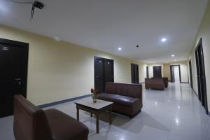 een woonkamer met 2 banken en een tafel bij RedDoorz near ITC Cempaka Mas in Jakarta