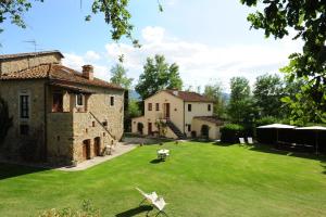 una imagen de un astillero con dos edificios en Agriturismo Il Sasso, en Anghiari