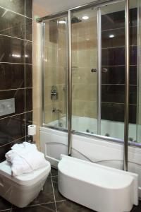 Ett badrum på Hotel Senbayrak City