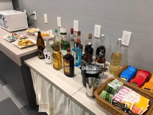 una mesa con botellas de alcohol en un mostrador en Kuretake Inn Osaka Sakaisuji Honmachi, en Osaka
