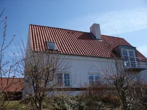a white house with a red roof at Natursti Silkeborg Bed & Breakfast in Them
