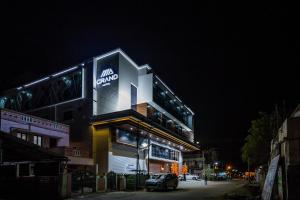 um edifício com uma placa ao lado à noite em Hotel Ma Grand em Pudukkottai