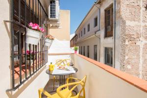 A balcony or terrace at terrazas de la catedral atico wifi