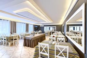 Reštaurácia alebo iné gastronomické zariadenie v ubytovaní Villa Julia + 37 fotografií