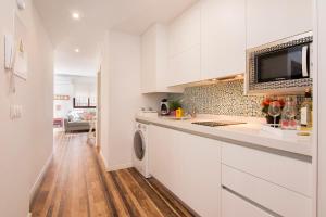 A kitchen or kitchenette at terrazas de la catedral atico wifi