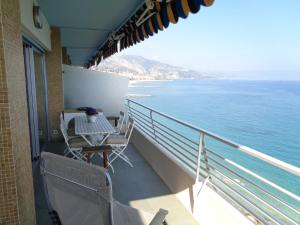 balcón con mesa y vistas al océano en Studio La Florentina, en Menton