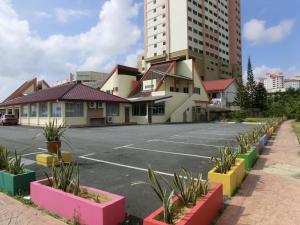 ein Parkplatz in einer Stadt mit Gebäuden in der Unterkunft KT Beach Resort in Kuala Terengganu