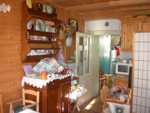 una cocina con paredes de madera y una mesa en una habitación en B&B Airone en Venas