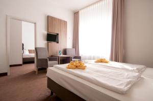 Ein Bett oder Betten in einem Zimmer der Unterkunft Villa Auszeit Hotel Garni