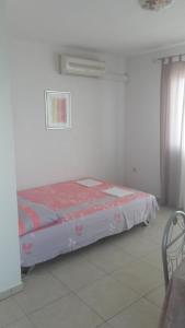a bedroom with a bed in a room at Apartmani Jelena in Podgora