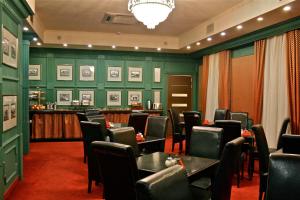 En restaurant eller et andet spisested på Belvedere Nevsky Business Hotel