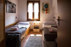 San Colombano al Lambro的住宿－B&B Amici del Colle，客房设有两张床和窗户。