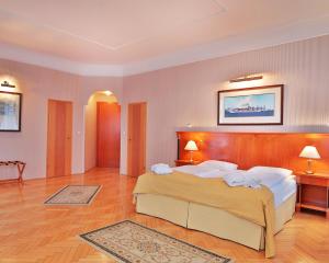 Posteľ alebo postele v izbe v ubytovaní Belvedere Wellness Hotel