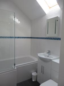 La salle de bains est pourvue d'un lavabo, d'une baignoire et de toilettes. dans l'établissement The Pigsty, à Ashbourne