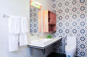 y baño con lavabo y aseo. en Cavilla Boutique Hotel & Apartment Da Nang en Da Nang