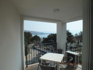 balkon ze stołem i krzesłami oraz widokiem w obiekcie Apartments Amore w Bašce