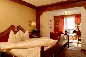 Das Traditionshotel Schwarzer Adler客房内的一张或多张床位