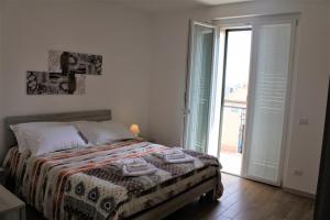 um quarto com uma cama e uma porta de vidro deslizante em Residenza Somma em Sommacampagna