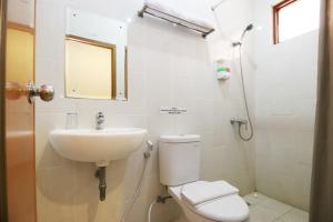Kopalnica v nastanitvi RedDoorz Syariah Plus near Cirebon Super Block Mall 2