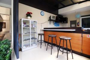 Kuchyň nebo kuchyňský kout v ubytování RedDoorz Syariah Plus near Cirebon Super Block Mall 2 + 10 fotografií