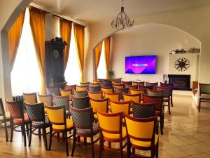 A television and/or entertainment centre at Hotel Bristol