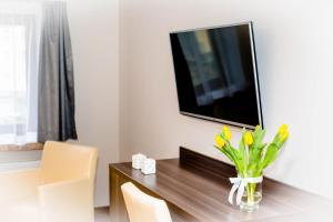 TV a/nebo společenská místnost v ubytování Apartamentowiec Kuźniar