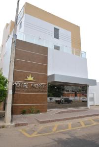 un bâtiment avec un panneau sur son côté dans l'établissement Hotel Norte, à Macapá